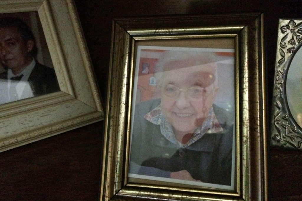 Fotografía de Tita en la habitación de mi abuela. Asturias, 2015 ©Sergio López